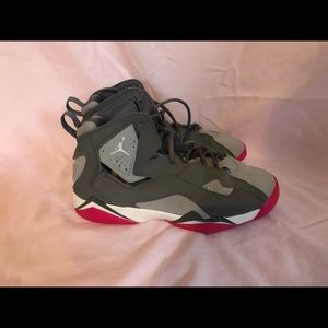 True flight Jordan’s size 8Y wolf grey and pink